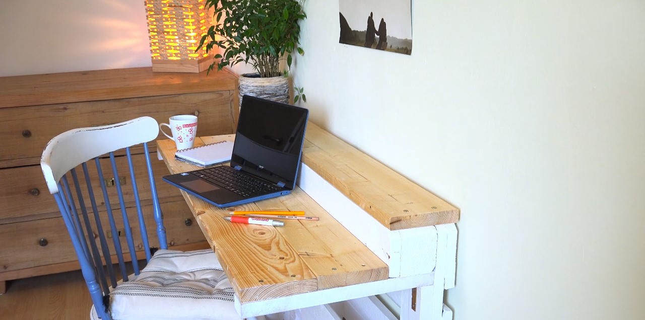 DIY íróasztal raklapból – így készülj fel időben az iskolakezdésre!