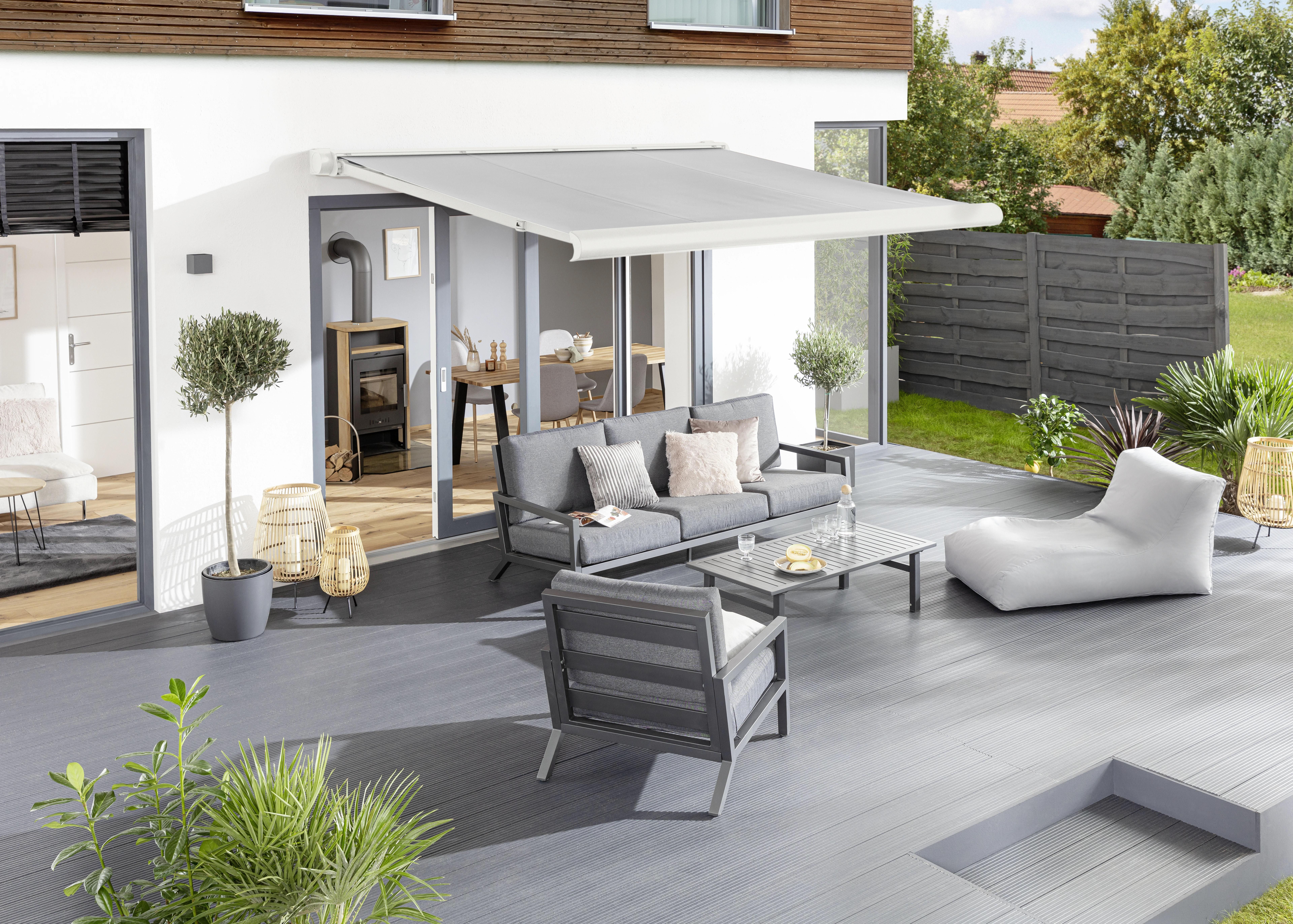 Kényelmes és hatékony árnyékolás motoros napellenzőkkel