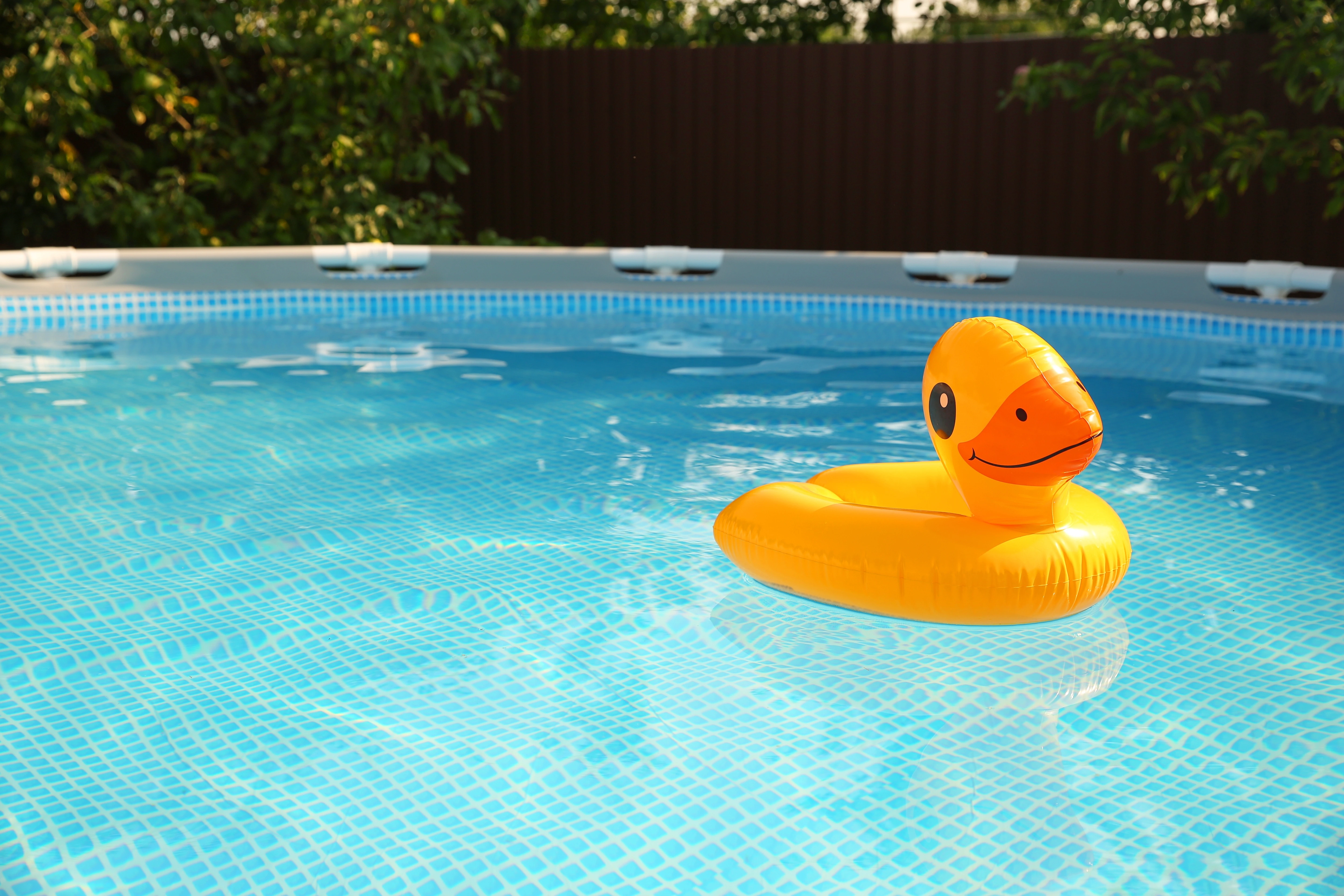 Gyakori hibák a fémvázas medencék telepítésénél – így kerüld el őket!