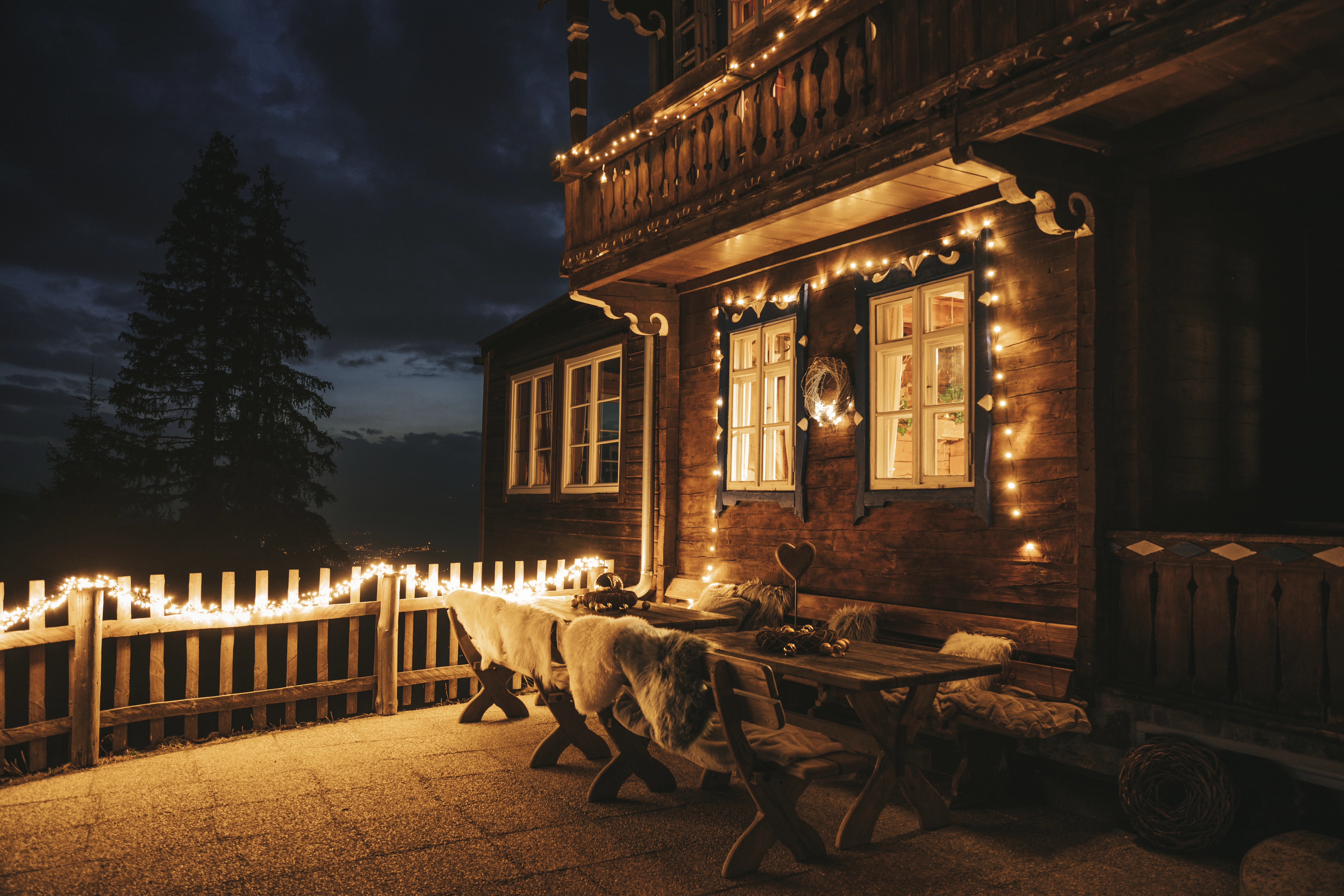 Karácsonyi fények biztonságosan és energiatakarékosan — ötletek beltéri és kültéri ünnepi világításhoz