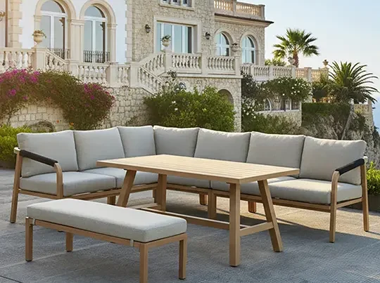 Kerti ülőgarnitúra a tengerparti háznál.