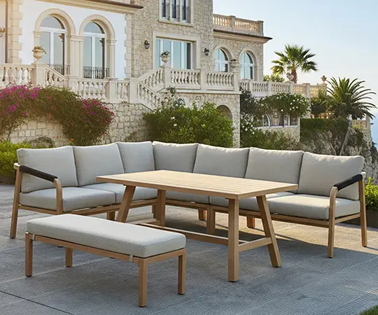 Kerti ülőgarnitúra a tengerparti háznál.