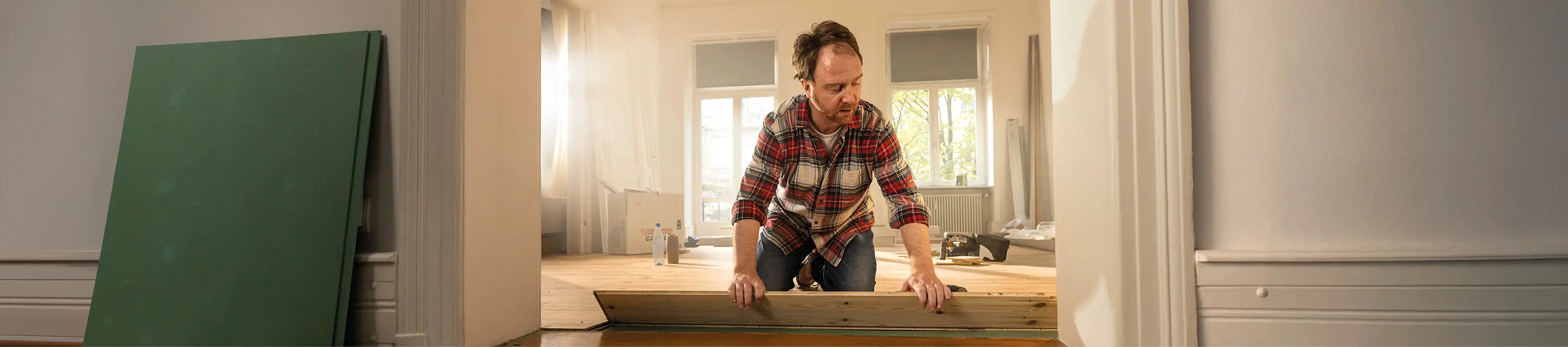 Ház felújítása padló lerakásával.