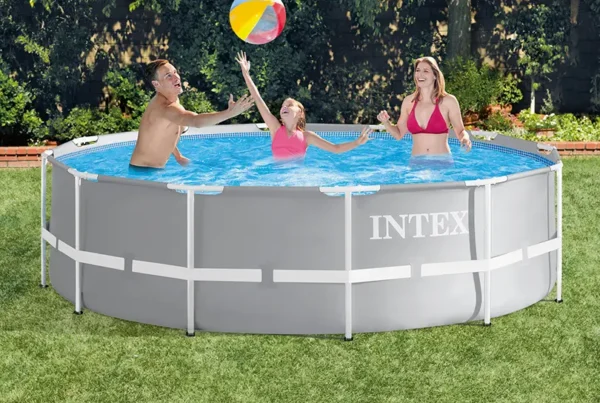 Intex fémvázas medence a kertben.
