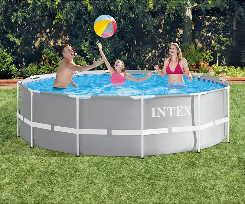 Intex fémvázas medence a kertben.